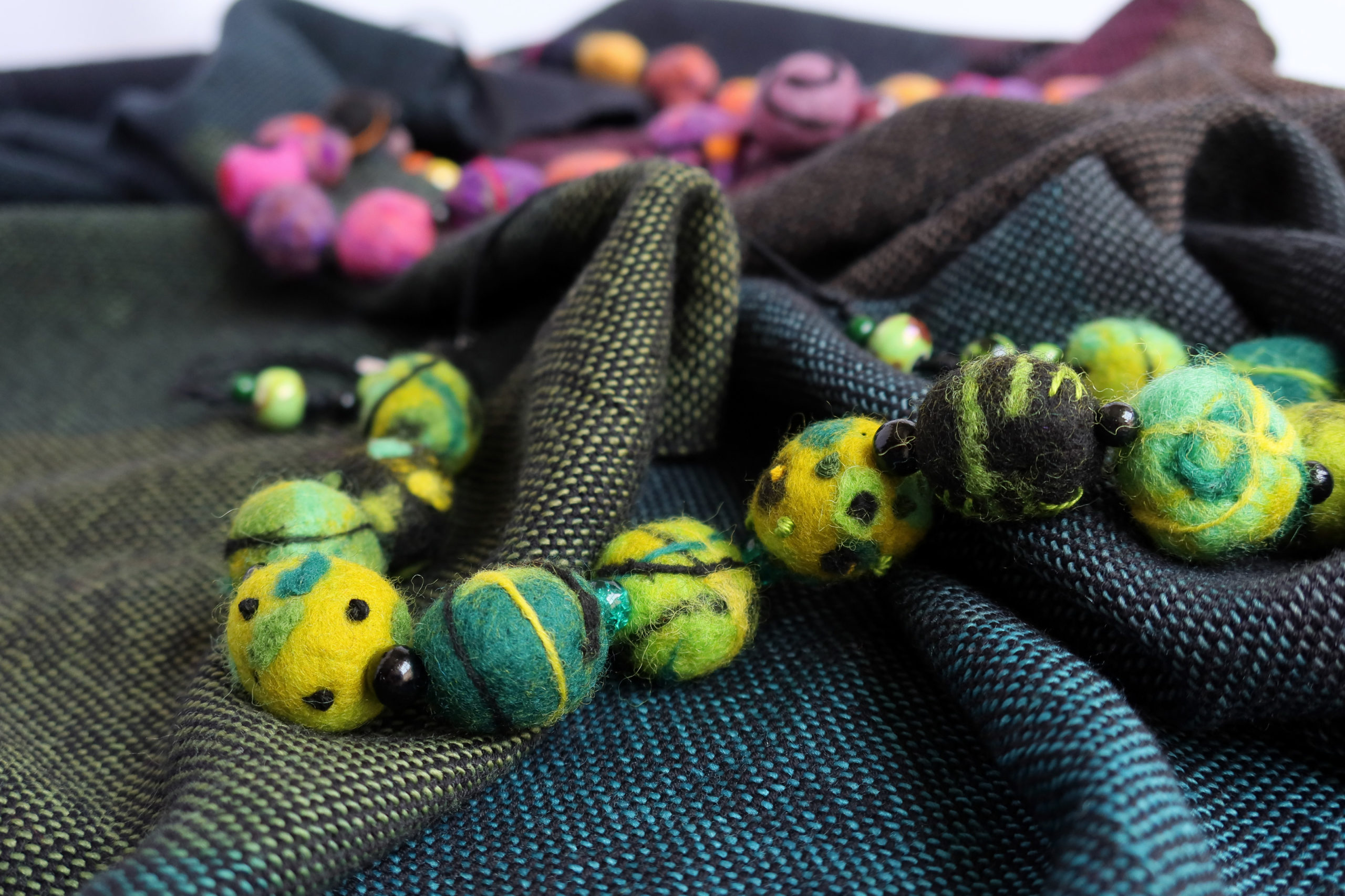 Bestseller: Handgewebter Schal aus Atelier Zitron Garn und grüner Filzkette
